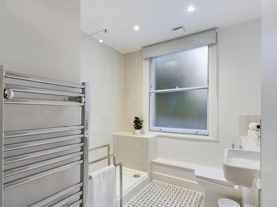 The Grove King Bed Wi-Fi Ev Charger Apartment เชลเทนแฮม ภายนอก รูปภาพ