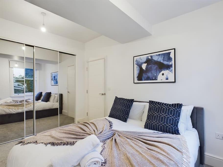 The Grove King Bed Wi-Fi Ev Charger Apartment เชลเทนแฮม ภายนอก รูปภาพ