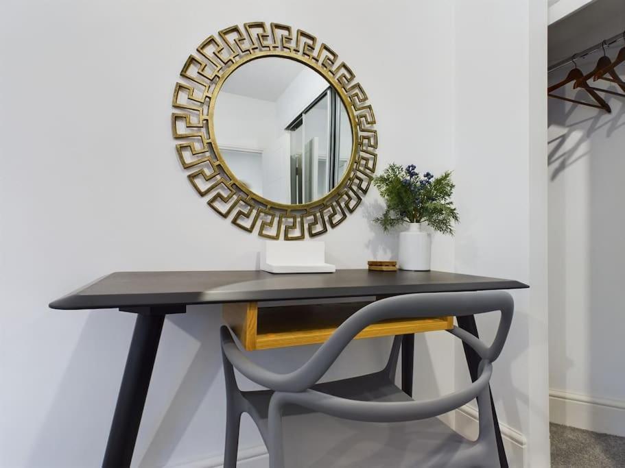 The Grove King Bed Wi-Fi Ev Charger Apartment เชลเทนแฮม ภายนอก รูปภาพ