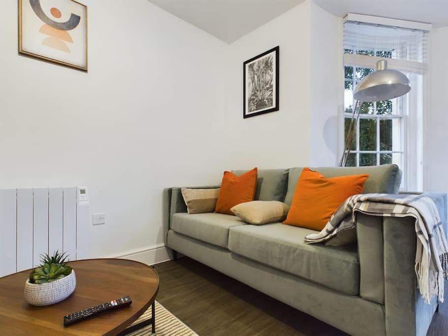 The Grove King Bed Wi-Fi Ev Charger Apartment เชลเทนแฮม ภายนอก รูปภาพ