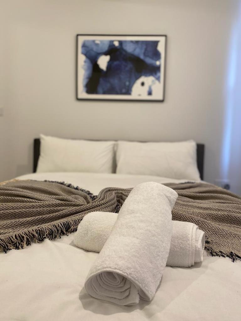 The Grove King Bed Wi-Fi Ev Charger Apartment เชลเทนแฮม ภายนอก รูปภาพ