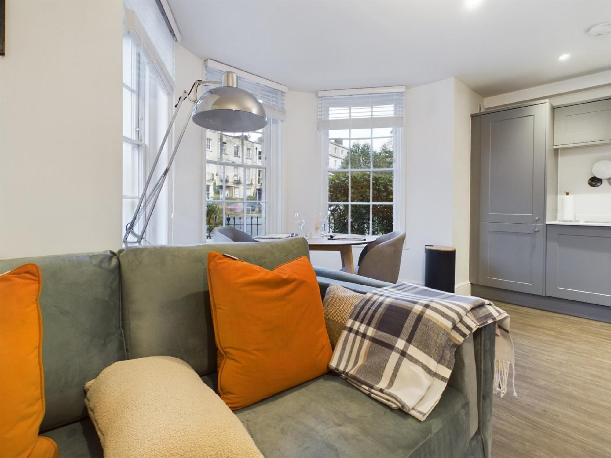The Grove King Bed Wi-Fi Ev Charger Apartment เชลเทนแฮม ภายนอก รูปภาพ