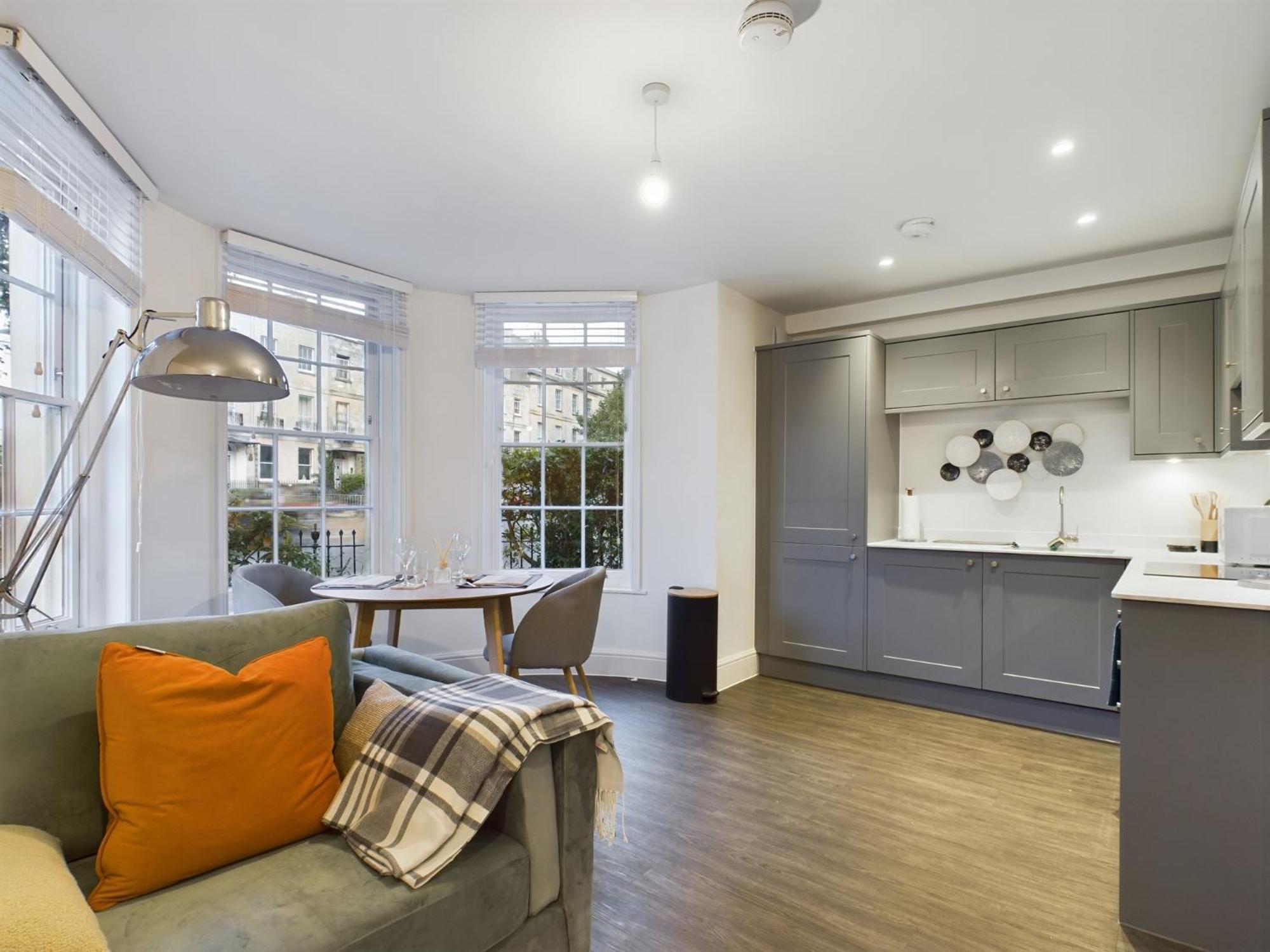 The Grove King Bed Wi-Fi Ev Charger Apartment เชลเทนแฮม ภายนอก รูปภาพ